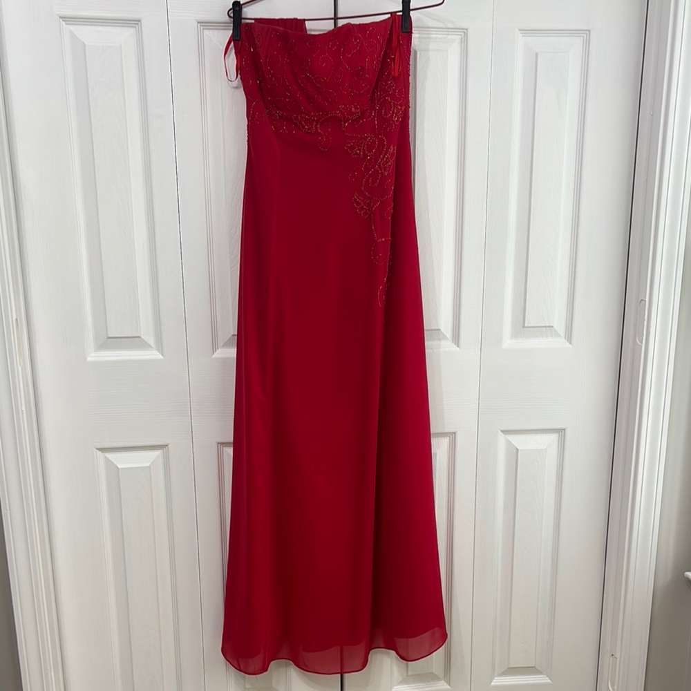 Elegant Red Strapless Evening Dress